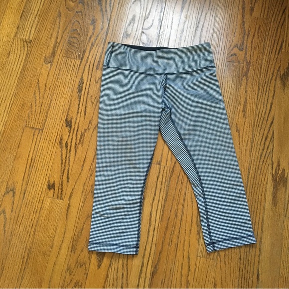 Lululemon Wunder Under cropped blue/white checked. Size 6 - Picture 2 of 6